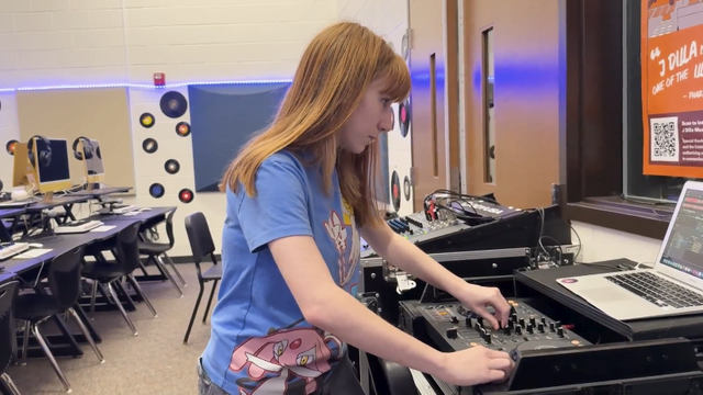 senior-dj-1.png 