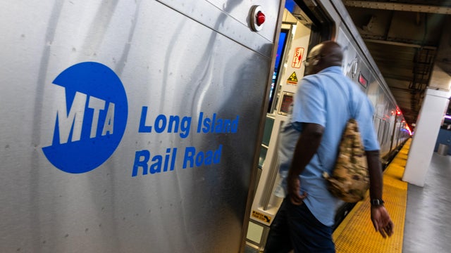 Long Island Rail Road Workers Threaten Strike 