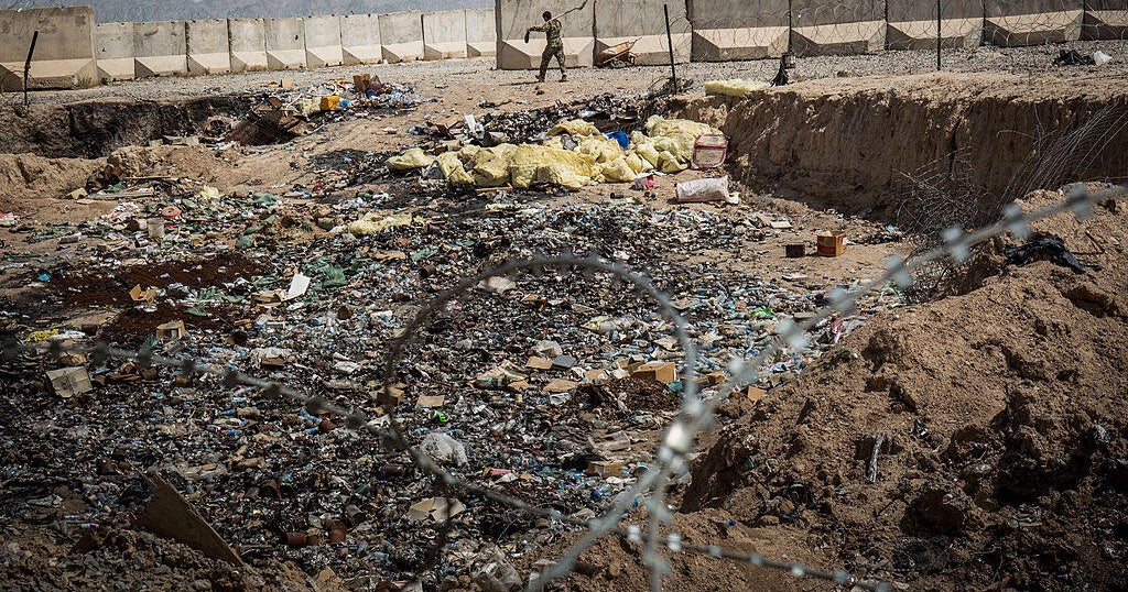 Bipartisan bill aims to help civilians exposed to toxic burn pits