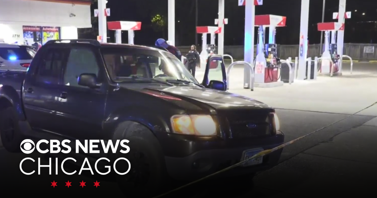 Man critically injured in shooting at South Side gas station - CBS Chicago