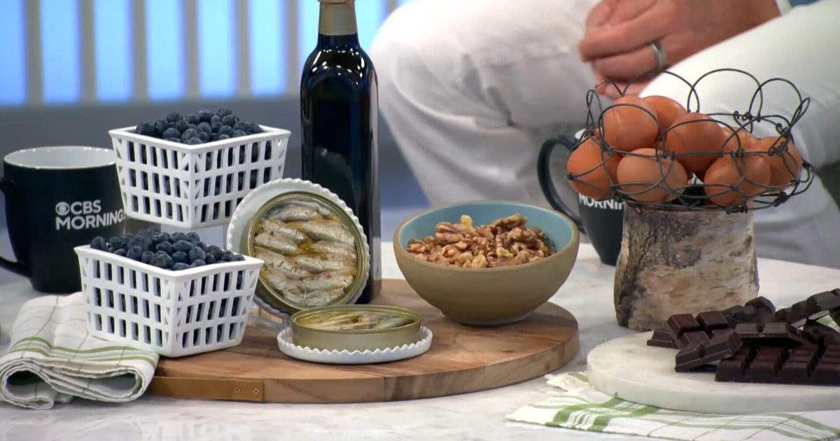 Doctor explains which foods help avoid or cause brain fog