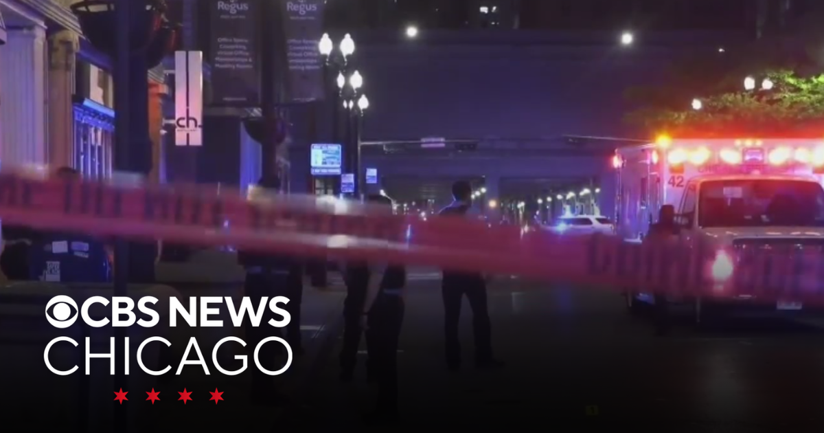 Two women shot during robbery in Chicago's West Loop - CBS Chicago