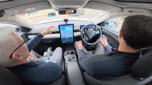 Robotaxis coming to London pose a threat to traditional cabbies who memorize  25,000 streets to earn licenses - CBS News