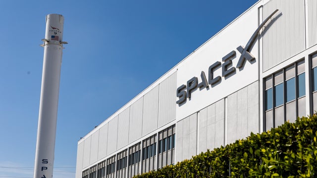 Headquarters of SpaceX in Hawthorne, California 