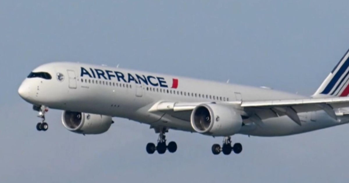 Flight diverts to Canada over Ebola concerns: "Suddenly all the flight attendants had face masks on"