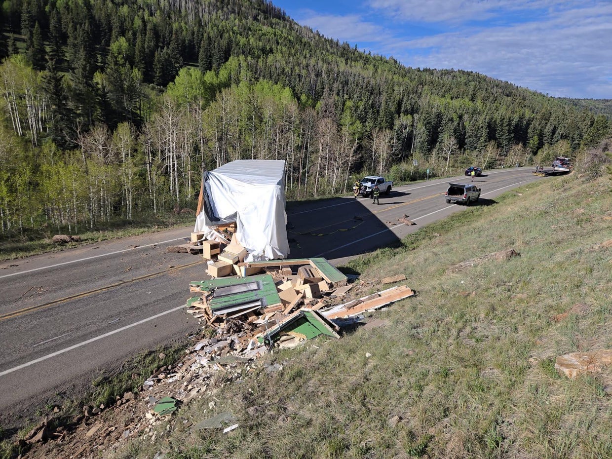 Home falls from trailer in southwestern Colorado onto Highway 62 - CBS