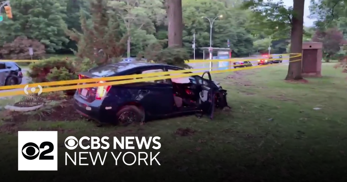 2 hospitalized after crash in Queens, NYPD says - CBS New York