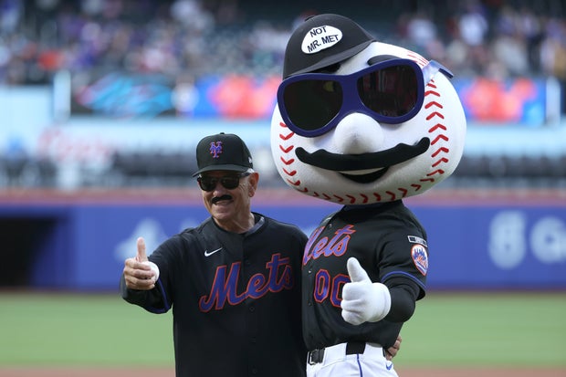 Former New York Mets manager Bobby Valentine, left, poses with Mr. Met after throwing out a ceremonial first pitch before a baseball game between the Mets and the Miami Marlins, Friday, May 29, 2026, in New York.