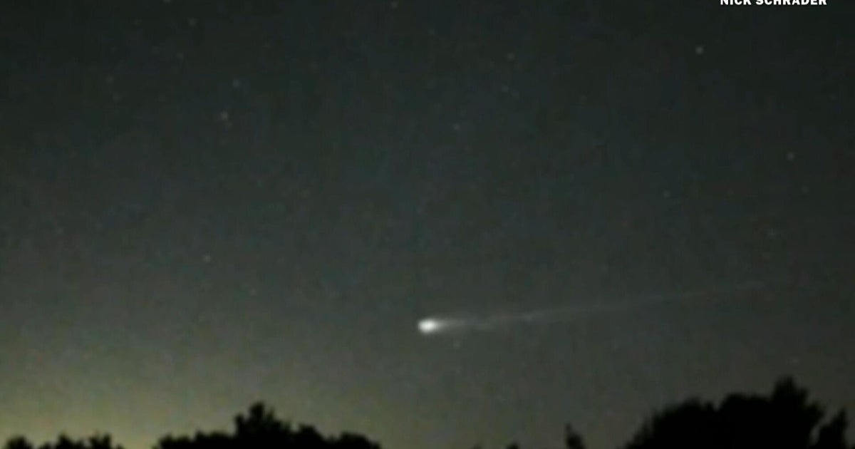 Meteor, Güney Michigan'ı aydınlatıyor, Dünya atmosferinde yanarak geçiyor.