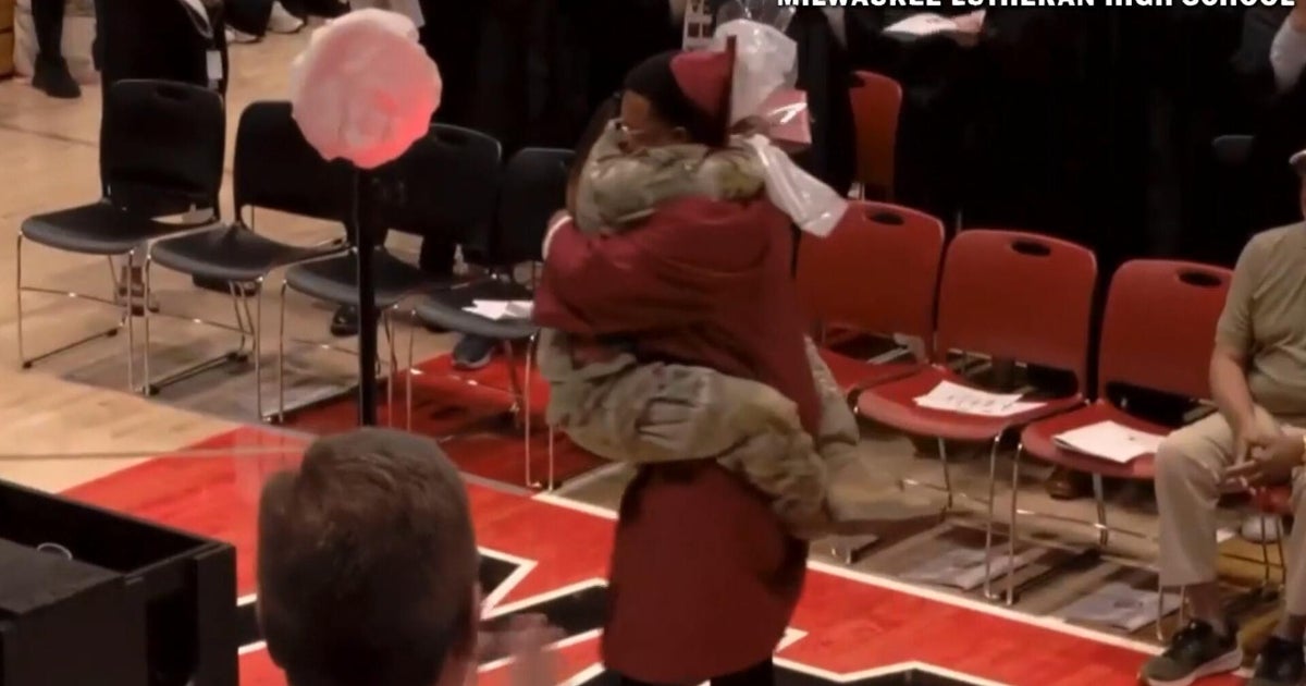 Army specialist surprises brother at his graduation ceremony: “It was a blessing”