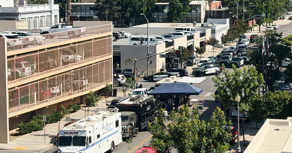 Suspect barricaded with hostages in Southern California bank, officials say - CBS News