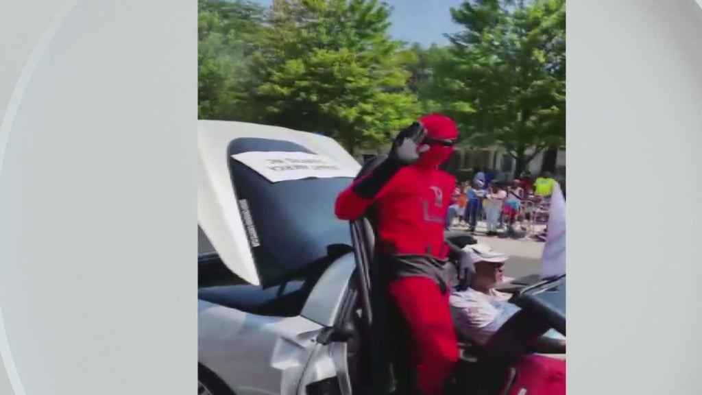 "Reading Man" uses his superpower of bringing reading to South Florida children