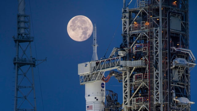 rollout2-vab.jpg 