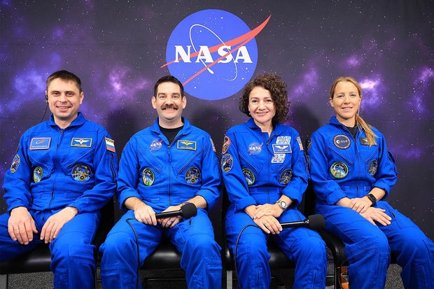 crew-12.jpg 