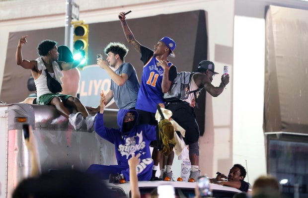 TOPSHOT-BASKET-NBA-FINALS-GAME 4-FANS