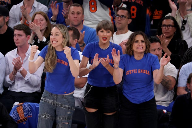 Este Haim, Taylor Swift, and Mariska Hargitay attend Game Four of the 2026 NBA Finals between the San Antonio Spurs and the New York Knicks at Madison Square Garden on June 10, 2026 in New York City. 