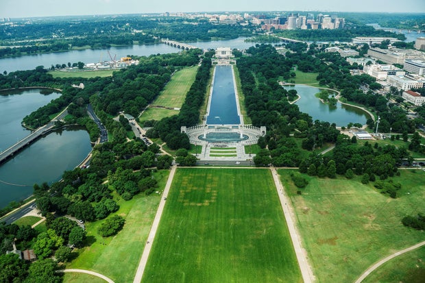 A wider view of the mall, looking toward the Lincoln Memorial.