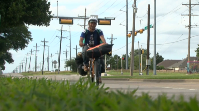 20260613-sat0086-world-cup-pkg-tx-man-bikes-1200-miles-to-watch-match-5-343551.png 
