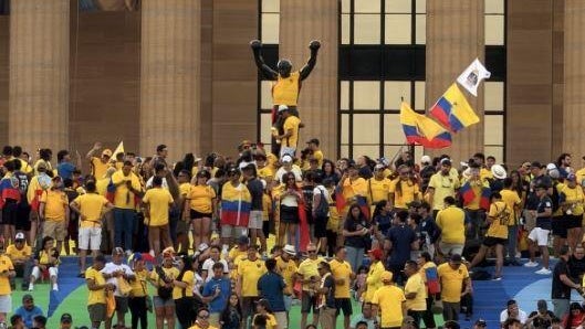 ecuador-fans-fifa-rocky-steps-01-frame-91.jpg 