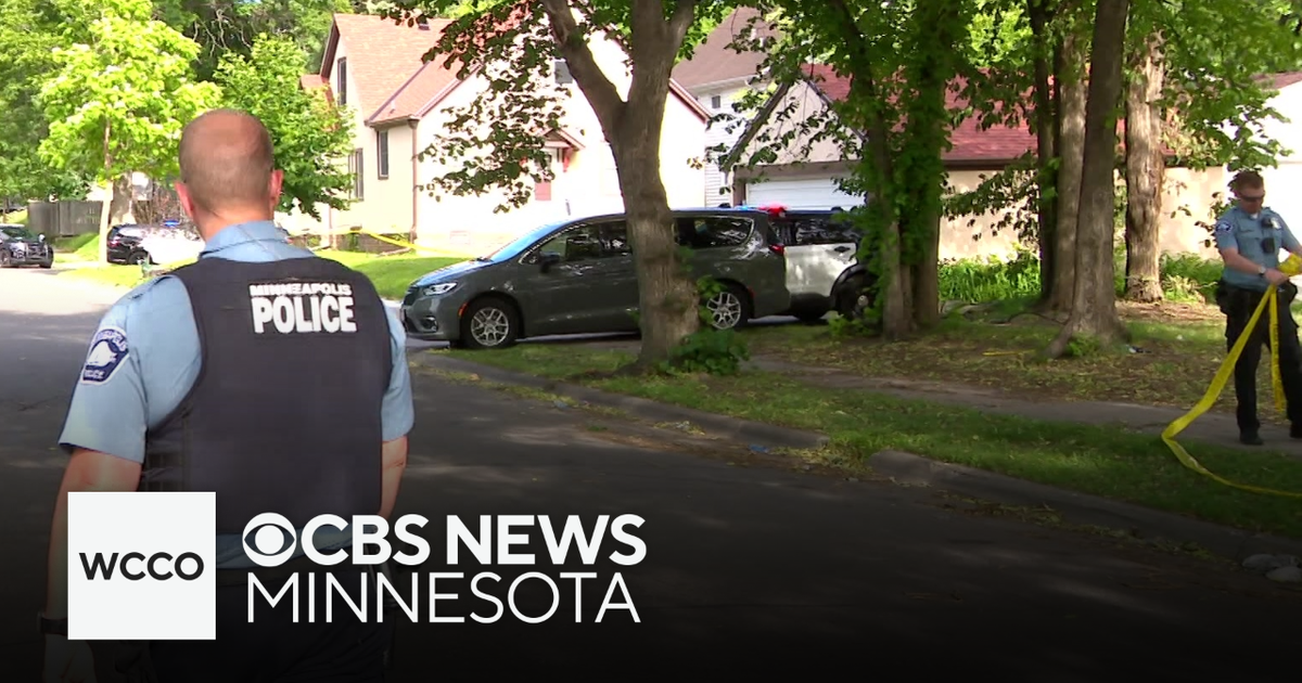 Minneapolis police search for suspect who shot at officers, and more headlines