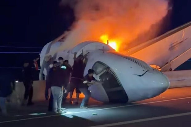 Dramatic rescue efforts after fiery small plane crash in Texas kills 1