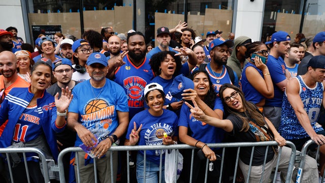 NY Knicks Parade To Engulf Downtown With Fans, Cops, Confetti 