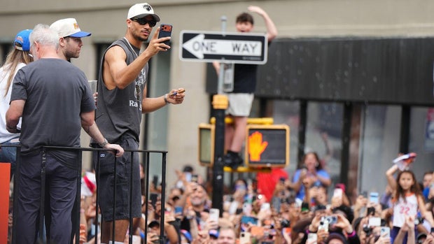 knicks-parade-josh-hart.jpg 