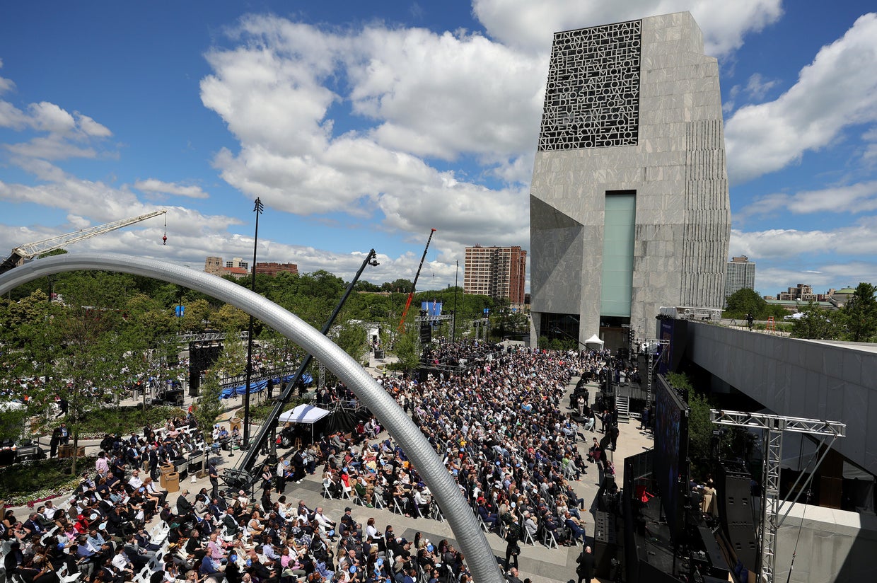 Photos show celebrations at Obama Presidential Center opening ceremony ...