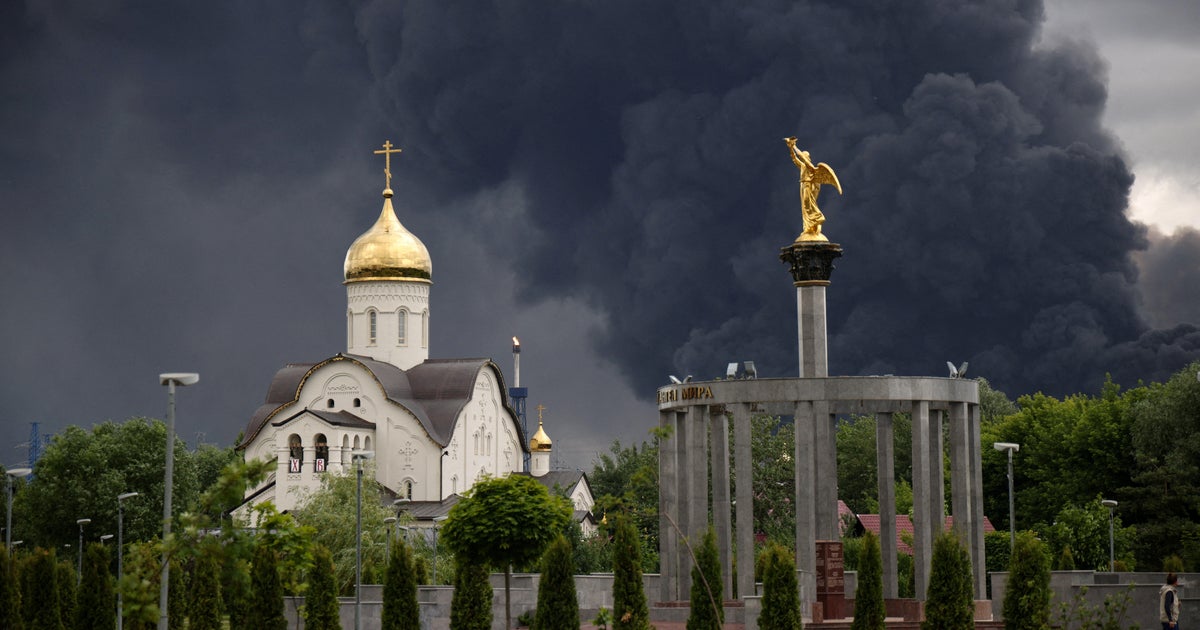 Украински дрон удари руска петролна рафинерия, Зеленски казва, че „Москва ще изгори“, ако Путин продължи войната