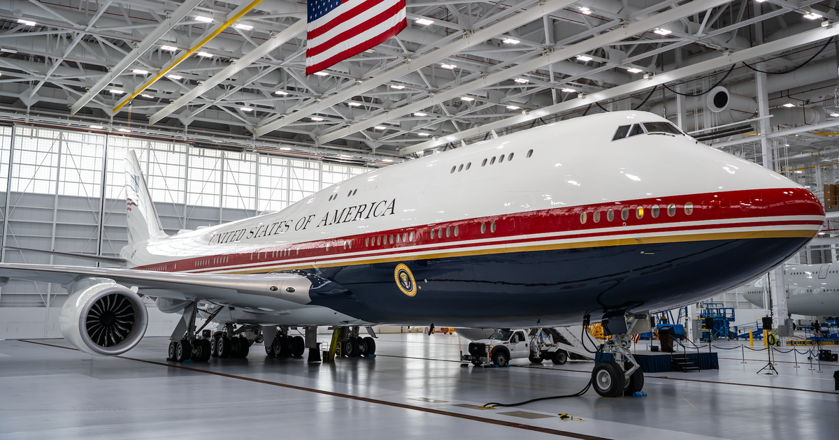 Нов самолет Air Force One, подарен от Катар реактивен самолет на стойност 400 милиона долара, представен от военни