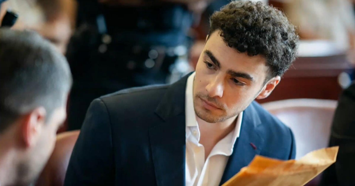 Luigi Mangione's lawyers withdraw psychiatric defense for state case in CEO killing