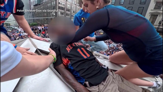 Off-duty EMT gives unconscious man Narcan 