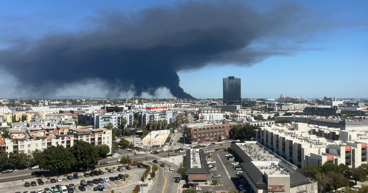 Опасенията за дим нарастват в Лос Анджелис, тъй като пожарът в склад Boyle Heights продължава да тлее и пожарът навлиза в 4-ия ден