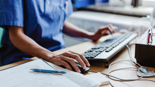 nurse-computer-desk 