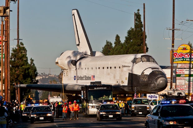 Shuttle Endeavour Hoime in LA