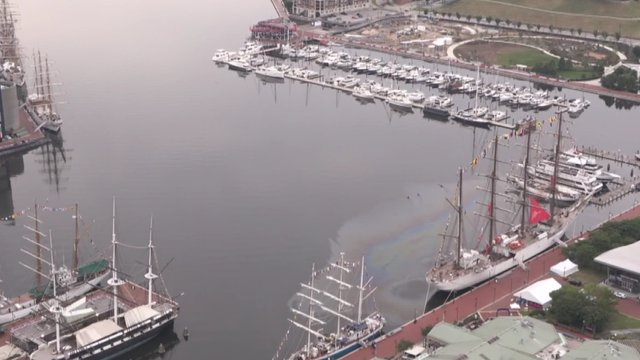 Oil spills into Baltimore's Inner Harbor 