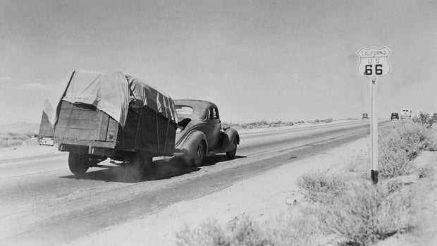 Trailer puxando automóvel na Rota 66 