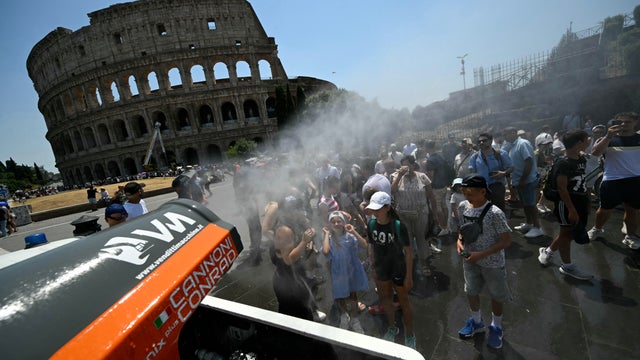 ITALY-TOURISM-HEATWAVE-MONUMENT 