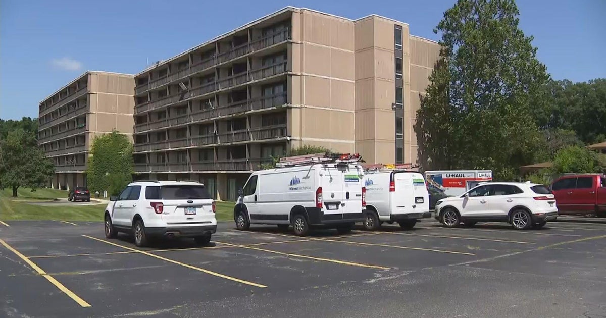 Residents of Park Forest, Illinois, apartment complex say they have no air conditioning, and not for first time