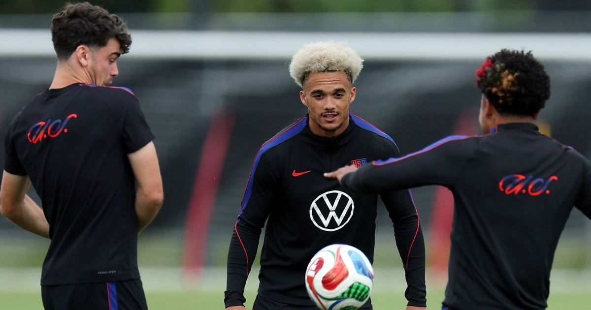 USMNT "ready to run through a wall" ahead of World Cup knockout stage, Charlie Davies says