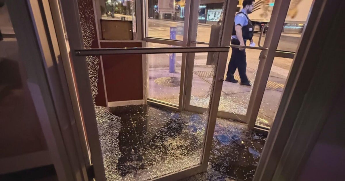 Chicago police looking for burglars who hit 4 Bridgeport businesses overnight, including Stussy's Diner