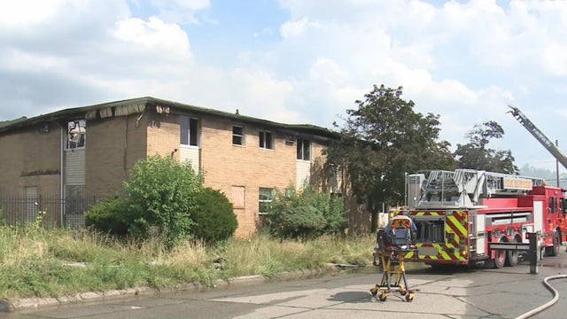 Crews respond to massive fire at vacant apartment building in Detroit 