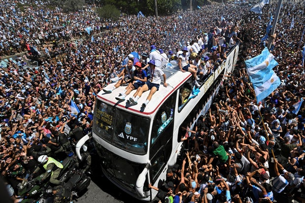 TOPSHOT-ARGENTINA-FBL-WC-2022-FANS