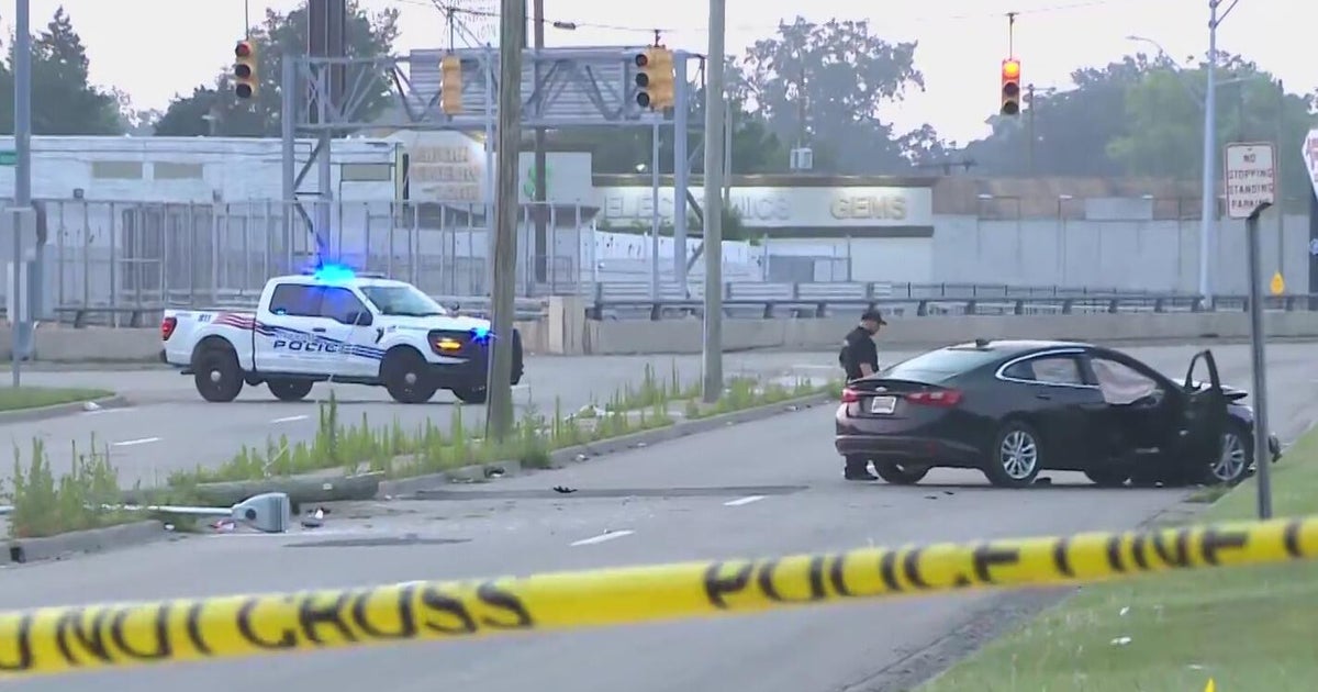 Man found fatally shot inside crashed car on Motor Drive in Detroit