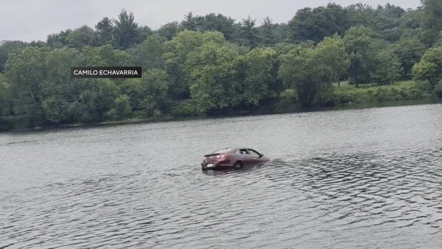 car-in-schuylkill-river-water-rescue-philadelphia-today.jpg 
