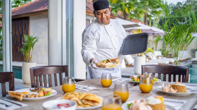 private chef serving at holiday villa 