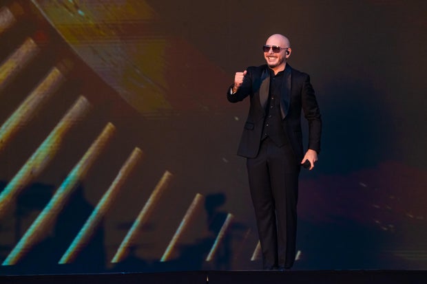 Pitbull sets record for largest gathering of people wearing bald caps