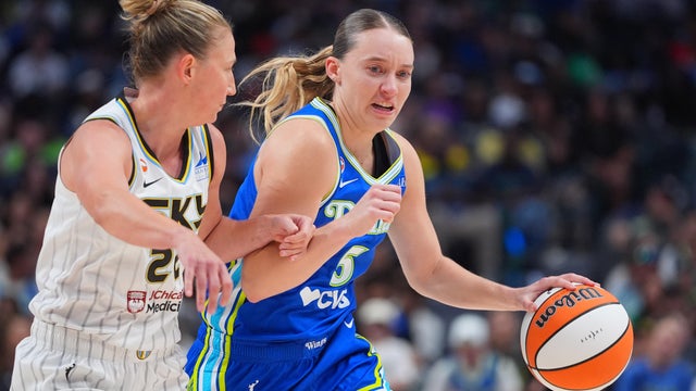 Paige Bueckers,Courtney Vandersloot 