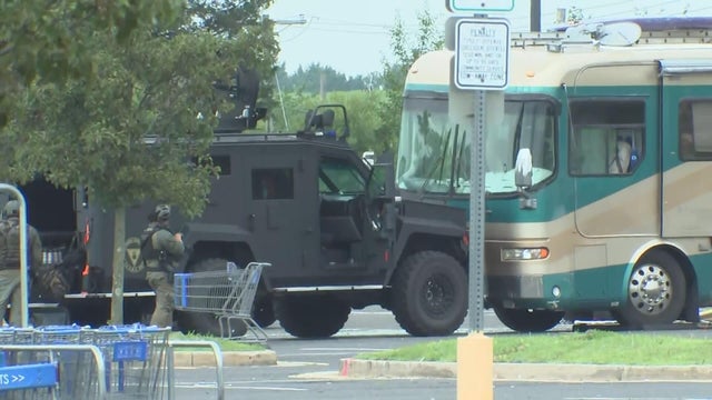 walmart-lumberton-barricade-072126-frame-20734.jpg 