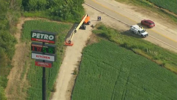 Contractor rescued from highway sign after being stranded for hours in Wilmington, Illinois